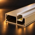 Προφίλ αλουμινίου GlowFrame LED σε χρώμα Champagne, με ανασηκωμένο κάλυμμα και ορατή ταινία COB LED, για πλήρες σετ γραμμικού κρυφού φωτισμού επίπλων και χώρων